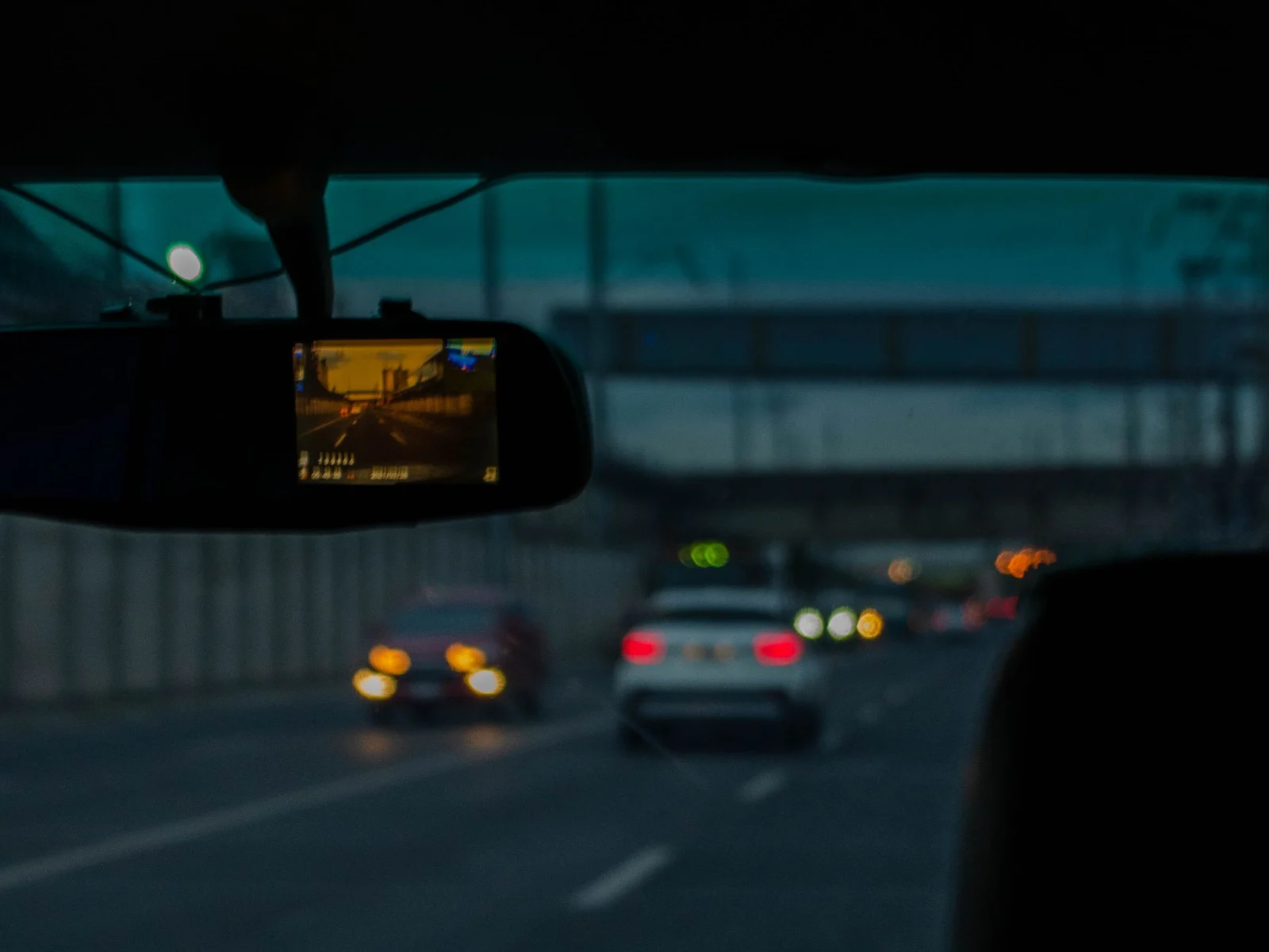 Dashcam achter de voorruit tijdens een nachtelijke rit over de snelweg